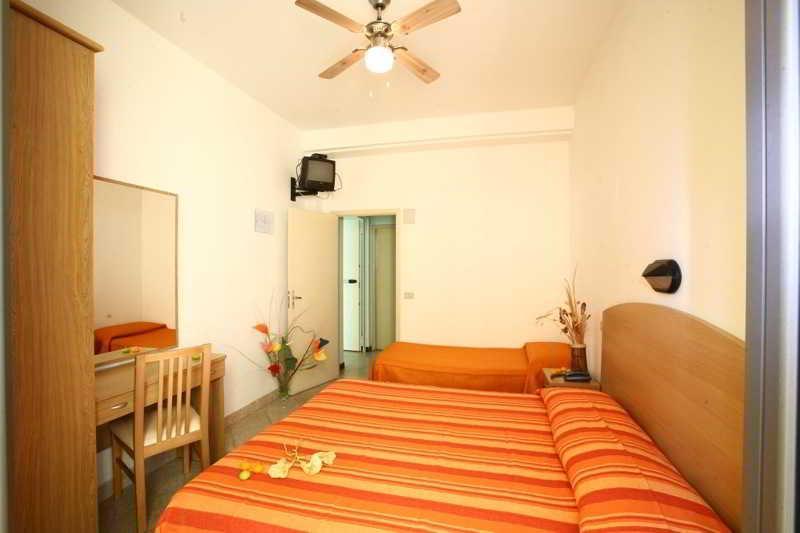 Hotel Italy Misano Adriatico Esterno foto