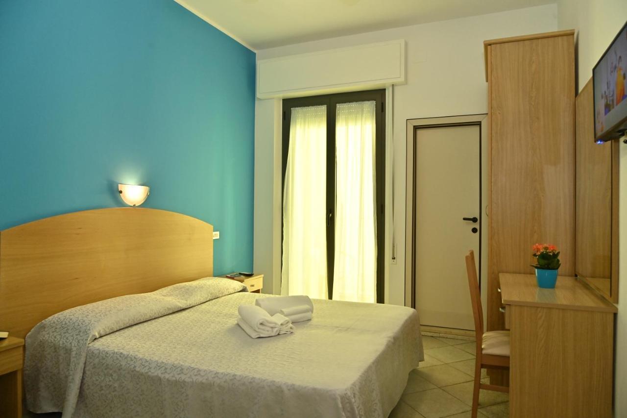 Hotel Italy Misano Adriatico Esterno foto