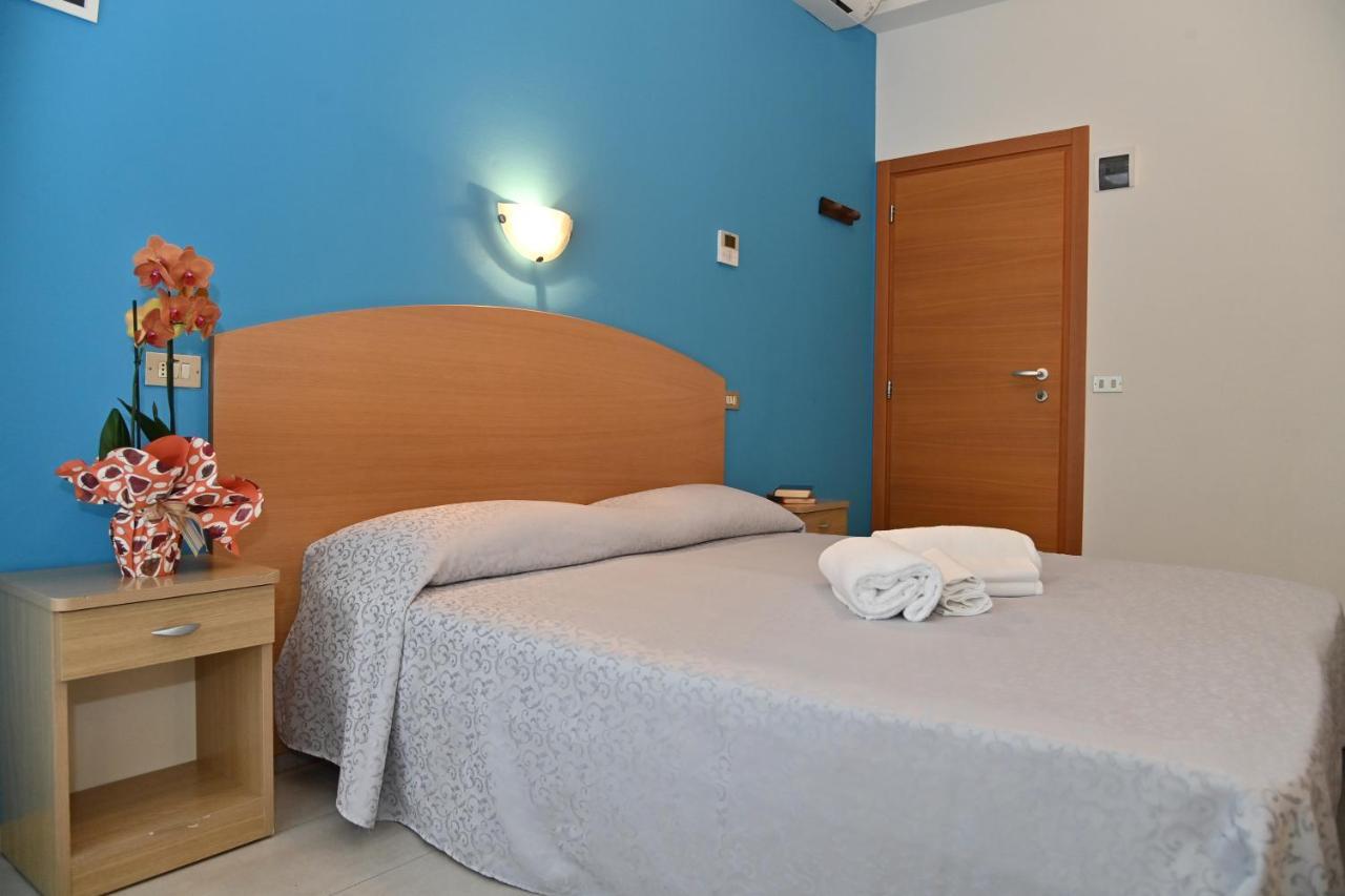 Hotel Italy Misano Adriatico Esterno foto