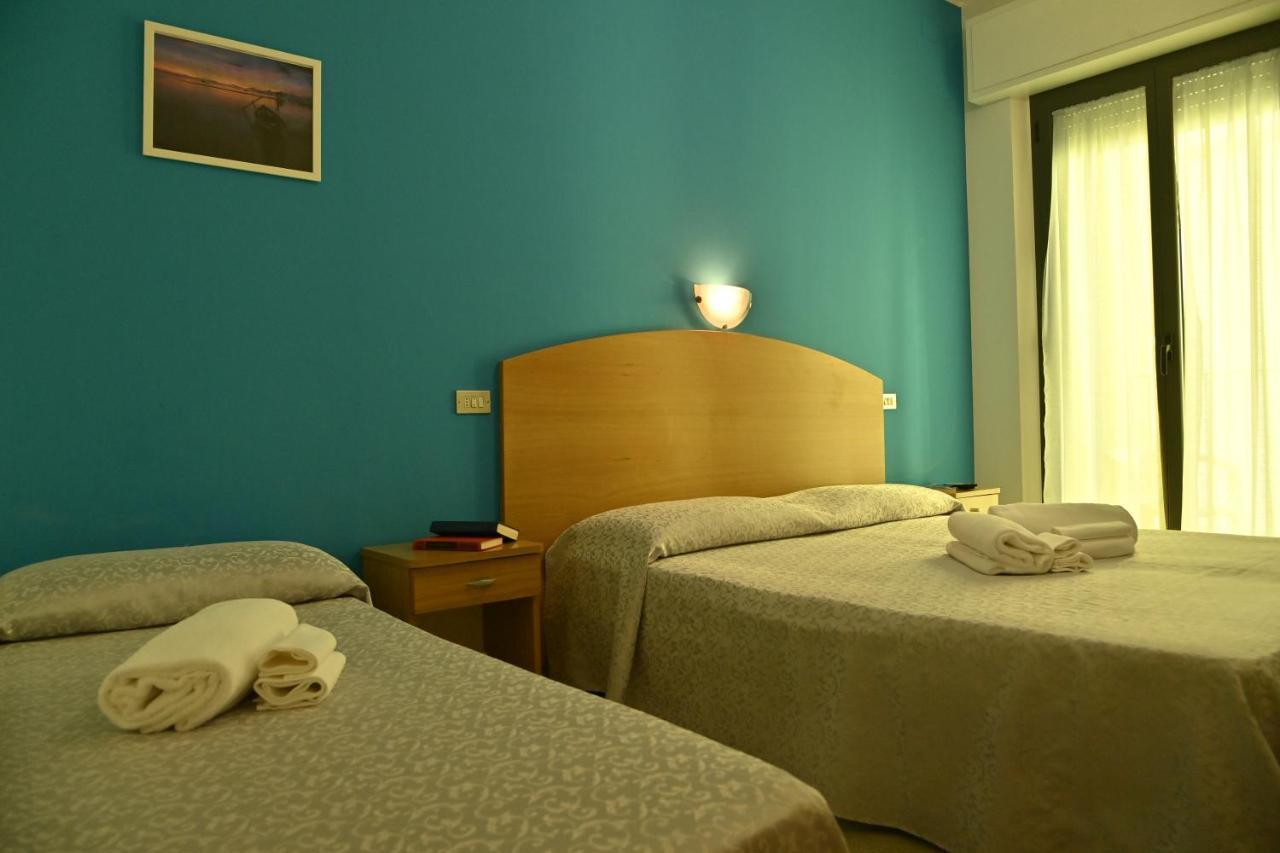 Hotel Italy Misano Adriatico Esterno foto