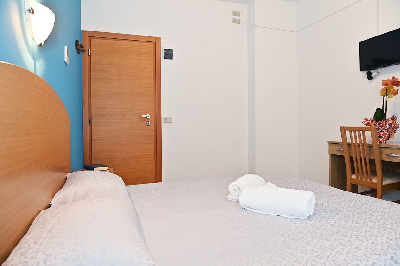 Hotel Italy Misano Adriatico Esterno foto